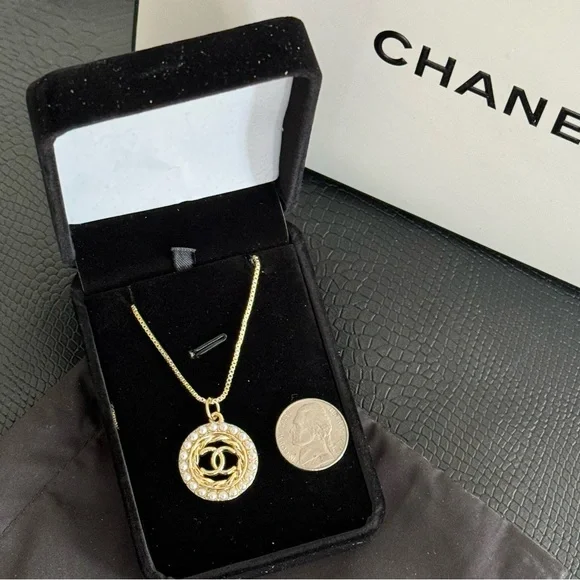 Vintage Chanel Circular Pendant Necklace - Picture 5 of 8
